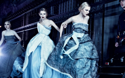 blondes women fences models fashion running dolce and gabbana gowns 1920x1200 wallpaper_www.miscellaneoushi.com_73