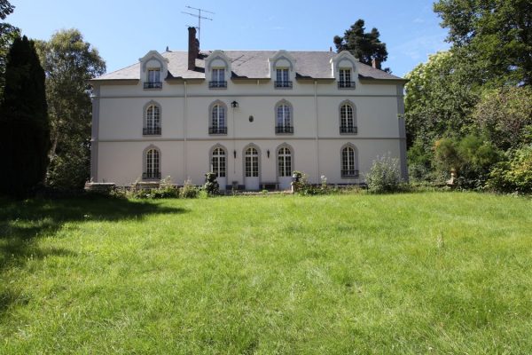 ELEGANT CHATEAU A LA FRANÇAISE – FONTAINEBLEAU – ARIEL