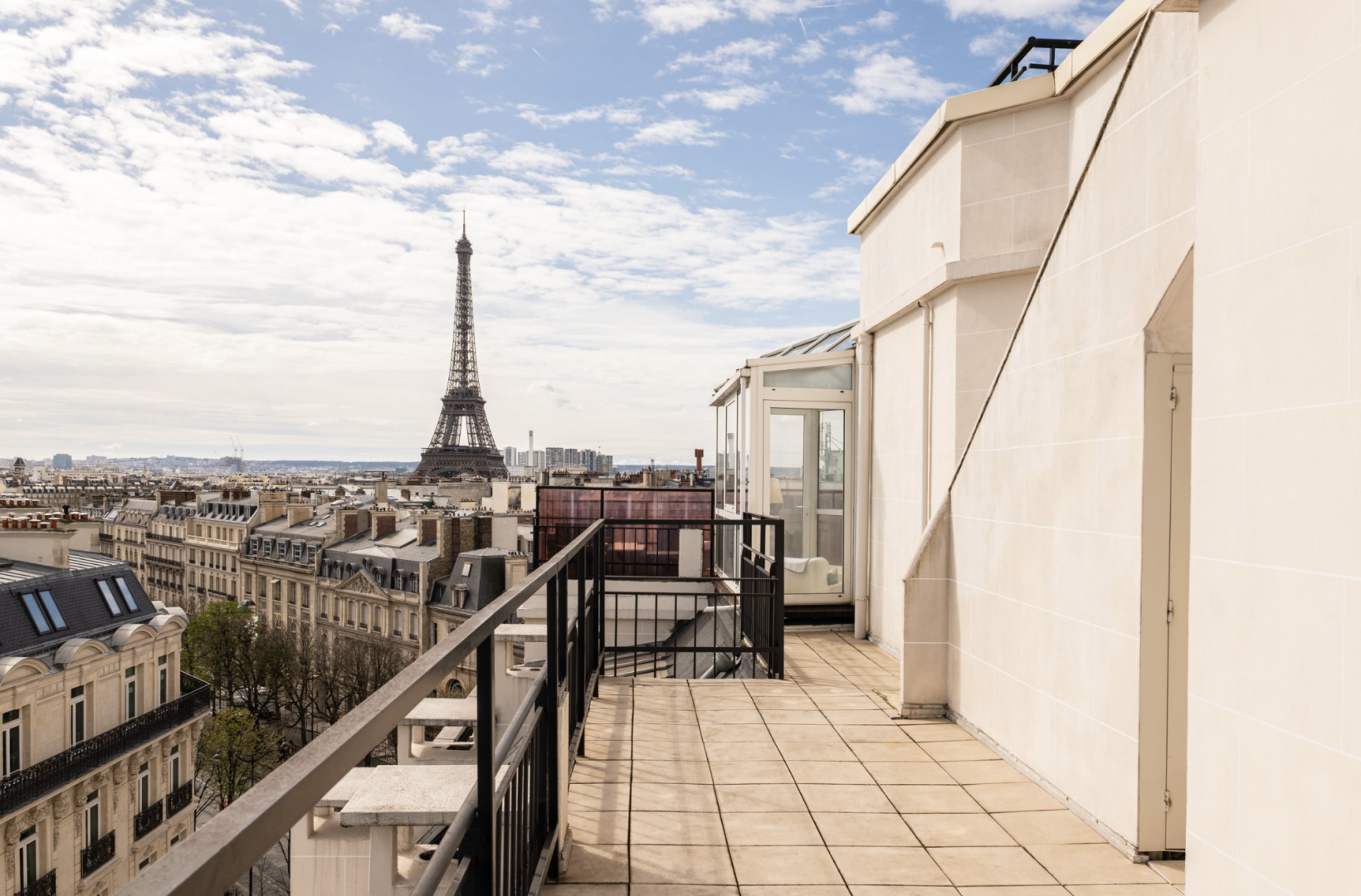 Terrasse en rooftop à Paris avec vue sur la Tour Eiffel