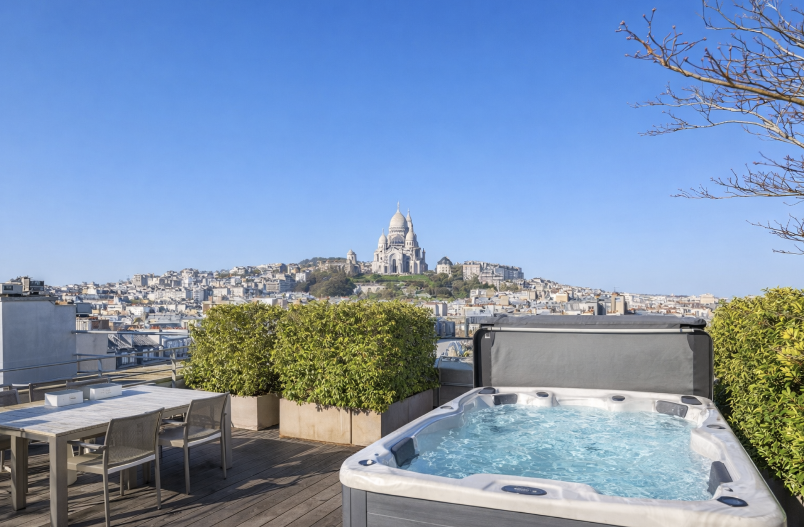 Rooftop privé avec jacuzzi et vue sur le Sacré-Cœur à Paris