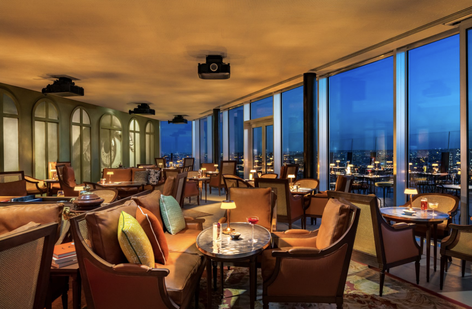Bar contemporain du rooftop TOO avec vue panoramique sur Paris