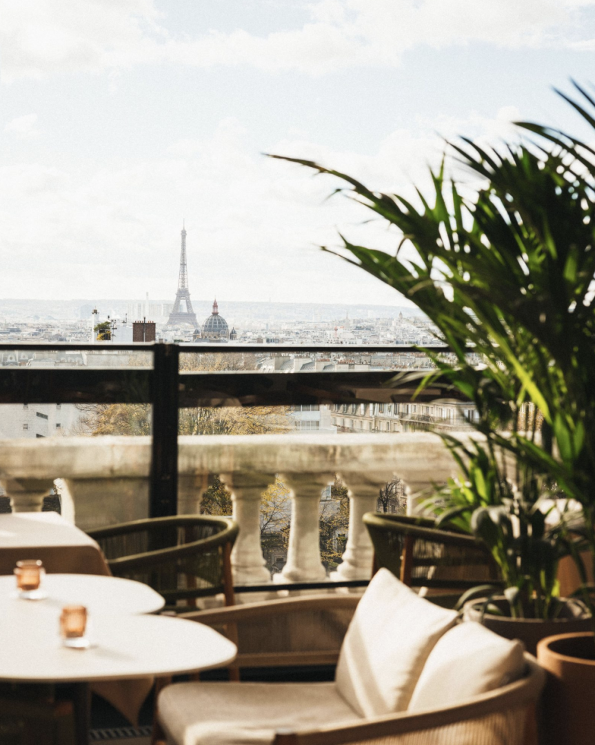 Terrasse végétalisée de l'hôtel Napoli avec vue sur la Tour Eiffel