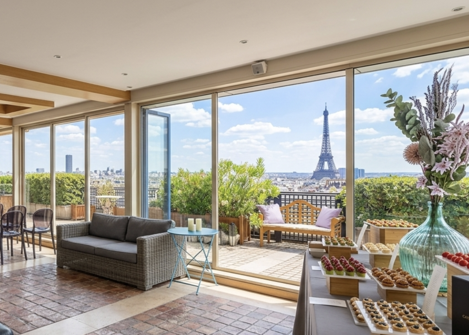 Rooftop lumineux à Paris avec terrasse et vue sur la Tour Eiffel