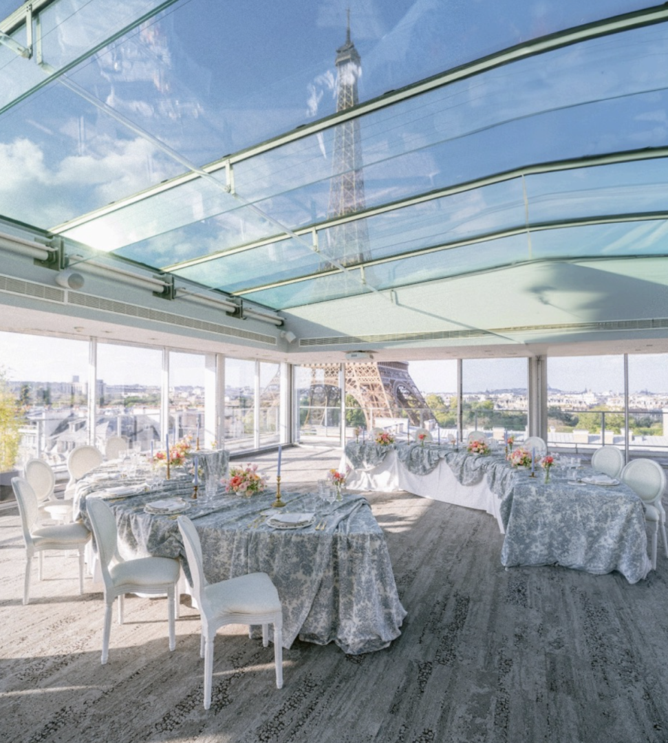 Réception sous verrière dans un hôtel avec rooftop à Paris