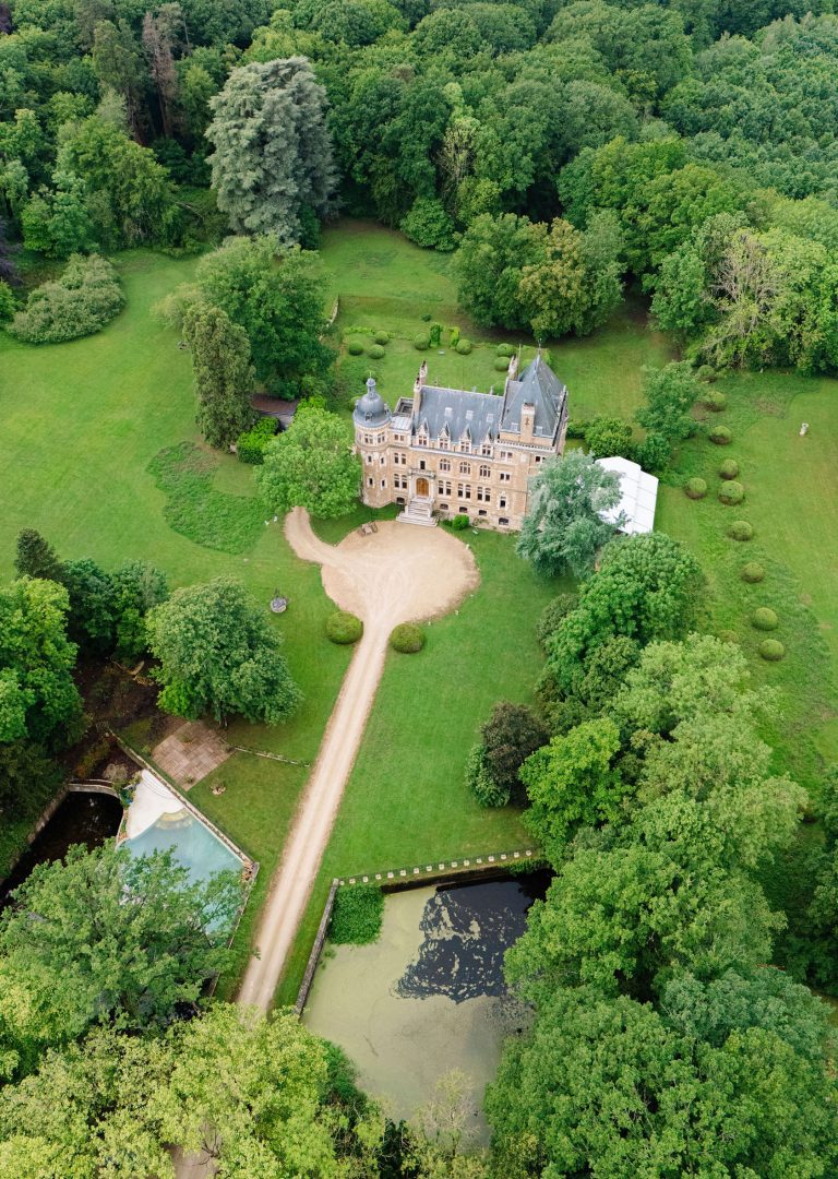 château vue du haut avec grand jardin